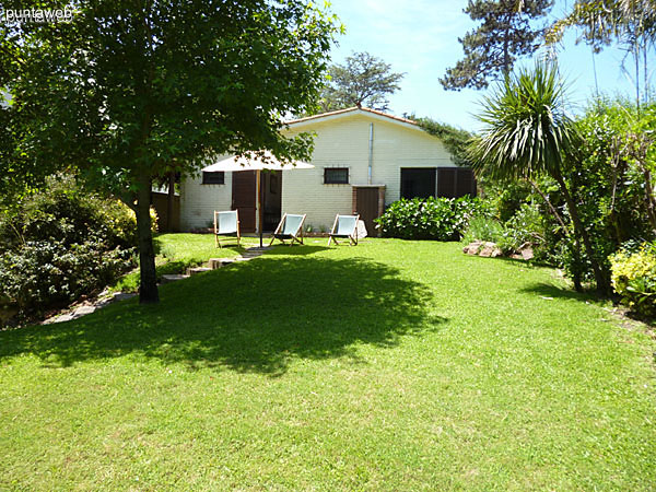 Los �rboles al frente protegen naturalmente del sol al patio acondicionado con c�modos sillones.