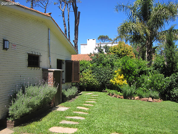 Vista general del cuarto y ba�o de servicio desde el jard�n trasero de la casa ubicados en el lateral norte del predio.