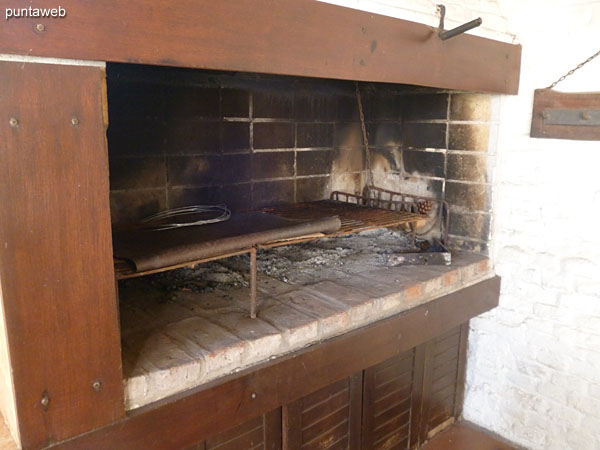 Galer�a sobre el lateral norte desde la barbacoa hacia la entrada.<br><br>Oficia de cochera con capacidad para cuatro coches.