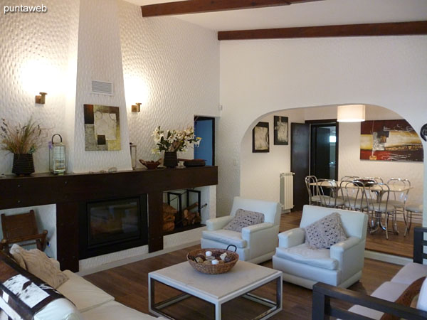 Vista general del jard�n trasero desde su l�mite al oeste hacia la casa al este.