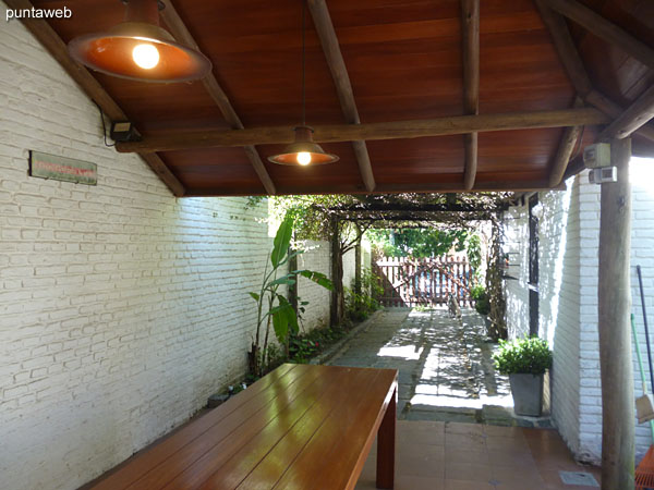 Galer�a sobre el lateral norte desde la entrada hacia la barbacoa.<br><br>Oficia de cochera con capacidad para cuatro coches.