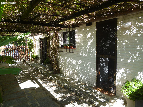 Patio al frente de la casa con acceso por puerta ventana enrejada desde el living.<br><br>Acondicionado con importantes sillones en madera.