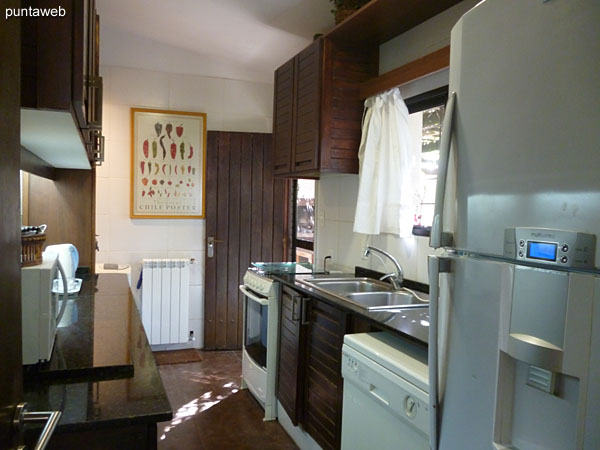 Patio al frente de la casa con acceso por puerta ventana enrejada desde el living.<br><br>Acondicionado con importantes sillones en madera.