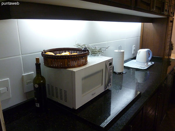 Espacio de jard�n al frente de la casa.<br><br>A la izquierda de la imagen la ventana del cuarto principal. A la derecha, el patio.