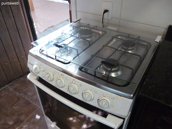 Vista general de la fachada de la casa desde su entrada.