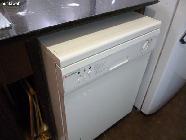 Vista general de la fachada de la casa desde su entrada.