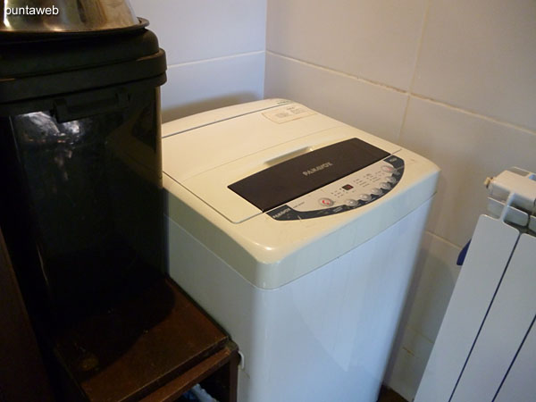 Calle al frente. Entorno apacible de barrio residencial con mucho verde.