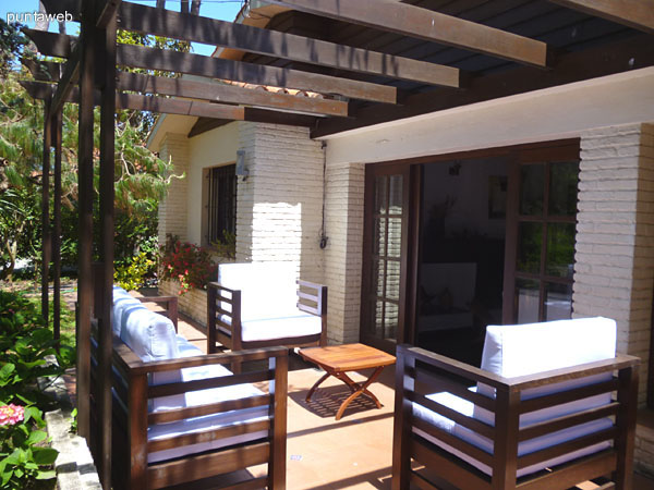 Calle al frente. Entorno apacible de barrio residencial con mucho verde.