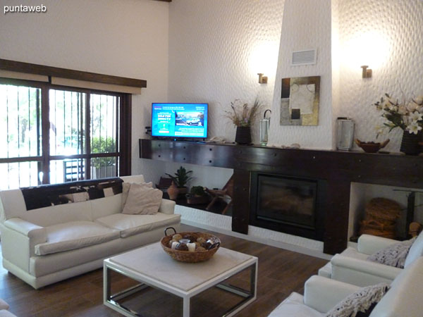 Vista general del living comedor acondicionado con importante estufa a le�a. <br><br>El espacio est� estructurado en dos �reas, la principal al frente se encuentra acondicionado con sillones en torno a una mesa baja en madera.<br><br>Al fondo, el espacio del comedor.