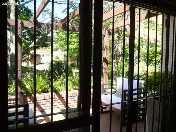 Vista general del living comedor acondicionado con importante estufa a le�a. <br><br>El espacio est� estructurado en dos �reas, la principal al frente se encuentra acondicionado con sillones en torno a una mesa baja en madera.<br><br>Al fondo, el espacio del comedor.