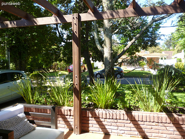 Vista de la circulaci�n lateral en el living que conecta naturalmente la puerta de acceso con la cocina.<br><br>La puerta ventana al fondo de la imagen conecta con la galer�a que oficia de cochera con capacidad para cuatro autos.